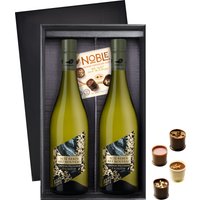 Art Nouveau zeigt es schon im Namen: Das Weingut Pfaffl versteht sich auf die hohe Kunst des Grünen Veltliners wie kein Zweites. Der Wein bietet als Alte Reben Réserve eine ganz besonders intensive Qualität des beliebten Österreichers. Dazu passen die kleinen Pralinen Cups Noble Pure Selection in vier köstlichen Varianten bestens – auch sie sind perfekte kleine Kunstwerke!