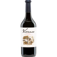 Ein intensives dunkles Kirschrot prägt das Erscheinungsbild dieses Rioja-Reservas von Bodegas Vivanco. Im facettenreichen Bukett vereinen sich rauchige Nuancen mit Vanille