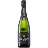 Der Cava aus der Region Cava DO präsentiert sich in einer strohgelben Farbe mit zarten grünlichen Reflexen. Im Glas offenbart sich eine feine Perlage