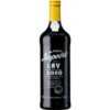 Dicht und ausdrucksstark präsentiert sich der Niepoort Late Bottled Vintage Port 2019. Im Glas zeigt sich ein dunkles Rubin mit einem harmonischen Zusammenspiel von roten und schwarzen Früchten