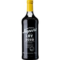 Dicht und ausdrucksstark präsentiert sich der Niepoort Late Bottled Vintage Port 2019. Im Glas zeigt sich ein dunkles Rubin mit einem harmonischen Zusammenspiel von roten und schwarzen Früchten