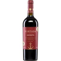 Kräftige Aromen dunkler Früchte und eine ausgeprägte Würznote prägen diesen Rotwein aus der Region Lisboa. Das facettenreiche Bukett vereint Noten von roten Beeren und Gewürzen
