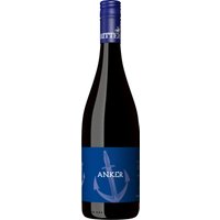 Kräftige Aromen reifer Brombeeren und Heidelbeeren prägen diesen mittelkräftigen Rotwein mit saftiger Fruchtfülle. Die feinherbe Ausrichtung bringt eine ausgewogene Balance aus süßen und leicht herben Noten