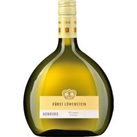 Im traditionellen Bocksbeutel präsentiert sich der Fürst Löwenstein Homburger Kallmuth Silvaner QbA 2024 aus Franken in strahlendem Gelb mit grünen Reflexen. Duftige Geißblattblüten