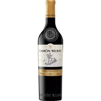 Der Ramón Bilbao Gran Reserva 2016 aus der Rioja-Region Spaniens präsentiert im Glas intensive Aromen von Schwarzkirschen