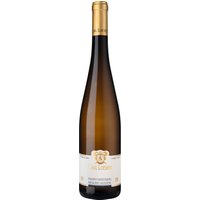 Der Maximin Herrenberg gehört zu den besten Lagen der Mosel. Roter Schiefer und eine Exposition nach Süden bieten beste Voraussetzungen für die bereits 1896 gesetzten Riesling-Reben. Die von hier stammende Auslese mit der seltenen Goldkapsel vom renommierten Weingut Carl Loewen präsentiert sich elegant und vielschichtig. Die intensive Aromatik und Süße wird wunderbar durch eine energiereiche Säure sowie eine feine Mineralik gekontert.
