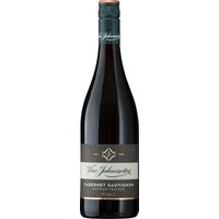 Der Vier Jahreszeiten Cabernet Sauvignon 2024 aus der Pfalz präsentiert sich mit Aromen dunkler Früchte und würzigen Noten. Am Gaumen zeigt er eine feste Struktur