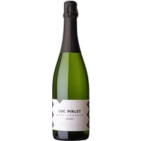Der Luc Pirlet Crémant Réserve Brut präsentiert sich in einem hell strohgelben Farbton mit goldenen Reflexen. In der Nase dominieren komplexe Aromen von Mandeln und reifem Pfirsich. Die feine Perlage und ausgeprägte Mineralität verleihen dem Schaumwein eine elegante Struktur