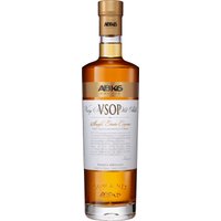 Goldgelbe Reflexe treffen auf ein elegantes Aromenspiel: Der ABK6 Cognac VSOP vereint die feinen Noten weißfleischiger Früchte
