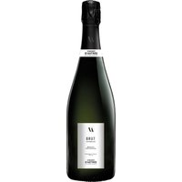 Die Cuvée von Vincent d'Astrée entfaltet eine animierende Frische mit ausgeprägter Aromatik. Zarte Zitrusnoten und Nuancen von Grapefruit verbinden sich mit Apfel und feinen floralen Akzenten. Die elegante Struktur spiegelt die Premier Cru-Herkunft wider