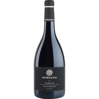 Die Farbe dieses besonderen Barolo präsentiert sich granatrot mit orangefarbenen Reflexen im Glas. Nach 5 Jahren Reife in Holzfässern