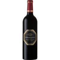 Ein Cabernet Sauvignon von nahezu undurchsichtiger Farbe. Im Duft offenbart er Noten von schwarzen Johannisbeeren