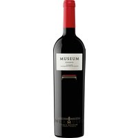 Eine 24-monatige Reife in neuen Barriques verleiht diesem Tempranillo aus bis zu 100 Jahre alten Rebstöcken seinen satten Kirschton. Er reift 12 Monate auf der Flasche und präsentiert sich sodann mit einem schönen Duft nach roten Beeren und Nelken. Samtig und harmonisch ist er im Geschmack und wird durch zarte Tannine abgerundet.