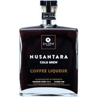 Der Nusantara Cold Brew Kaffee Likör von Spice Islands Distillery bietet eine intensive Aromatik mit ausgeprägtem Duft nach geröstetem Arabica-Kaffee sowie feinen Kakao- und Nussnoten. Die Cold Brew Methode sorgt für eine besonders sanfte und ausgewogene Struktur. Das Geschmackserlebnis wird durch dezente Süße und einen angenehm kurzen Abgang ergänzt. Dieser Likör eignet sich hervorragend als Begleiter zu Desserts oder als Zutat für kreative Cocktails. Die sorgfältig ausgewählten Arabica-Bohnen stammen aus Indonesien.