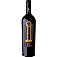 In den sonnenreichen Lagen Siziliens verbindet dieser Rotwein die Intensität getrockneter Trauben mit dem besonderen Charakter des Appassimento-Verfahrens. In der Nase entfalten sich Aromen von reifen Kirschen