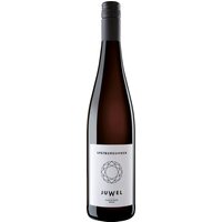 Der Juwel Spätburgunder 2022 aus Rheinhessen zeigt in der Nase kräftige Nuancen von Leder und Tabak. Feine Kirschnoten und würzige Akzente verbinden sich mit einer ausbalancierten Säure und einer zurückhaltenden Holznote zu einem harmonischen Gesamtbild. Am Gaumen präsentiert sich der Wein vollmundig mit einer intensiven Struktur. Die Handschrift von Juliane Eller sorgt für authentische Ausdruckskraft. Dieser trockene Rotwein passt gut zu gegrilltem Lamm oder Pilzgerichten.