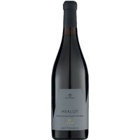 Der 2023er 47 Anno Domini Sottovoce Merlot aus Venetien zeigt eine nachhaltige Ausrichtung mit einer markanten Tiefe. Samtige Tannine vereinen sich mit intensiven Aromen von reifen Kirschen