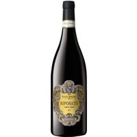 Der Antica Vigna Riposato 2021 von Tenute Salvaterra präsentiert sich in einem tiefen Rubinrot mit intensiven Aromen reifer Kirschen und Wildbeeren. Ergänzt wird das Bouquet durch dezente Noten von Trockenfrüchten und feiner Würze