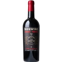 Der Carlo Scala BBQ Wine 2019 von Contri Spumanti zeigt eine kräftige Farbe und voluminösen Körper. In der Nase verbinden sich Aromen von Cassis