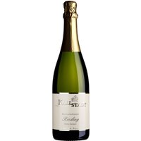 Der Riesling Sekt aus der Pfalz zeigt eine lebendige Frische und präsentiert gelbe Fruchtaromen wie reifen Pfirsich und saftige Aprikose. Am Gaumen verbindet sich die duftige Fruchtigkeit mit einer lebhaften Säurestruktur und einer dezenten