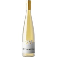 Der Mayer Stephansberg Riesling 2023 aus der Moselregion zeichnet sich durch eine mineralische Prägung aus