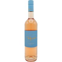 Mit einer leuchtenden Roséfarbe zeigt sich dieser Wein im Glas als Ausdruck sommerlicher Frische. Die Nase wird von feinen Aromen roter Beeren und Rhabarber sowie dezenten floralen Noten und einem Hauch Zitrus geprägt. Am Gaumen präsentiert sich ein lebendiger