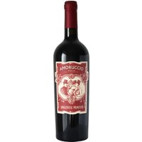 Sangiovese und Primitivo verschmelzen in dieser harmonischen Cuvée zu einem mediterranen Rotwein mit Aromen von Kirsche