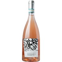 Questo Amico Bardolino Chiaretto zeigt sich in blassem Rosa und offenbart Aromen von saftigen Kirschen und Himbeeren. Florale Noten und dezente Kräuterwürze ergänzen die lebendige Frische