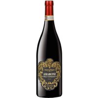 Majestätisch und ausdrucksstark präsentiert sich der Amarone della Valpolicella von Tenute Salvaterra aus Venetien. Komplexe Aromen dunkler Beeren vereinen sich mit feinen Nuancen von Trockenfrüchten