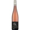 Frische Kirsch- und Himbeeraromen treten beim Klohr Spätburgunder Rosé 2024 harmonisch in den Vordergrund. Florale Nuancen und eine elegant wirkende Frucht verbinden sich mit blumigen Düften zu einem anregenden Bouquet. Der Rosé aus Gimmeldingen präsentiert sich mit weichem Abgang und mittlerem Körper. Seine lebendige Art sowie der geringe Alkoholgehalt machen ihn zu einer angenehmen Wahl. Passend zu mediterranen Vorspeisen