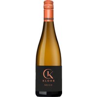 Frische Nuancen eröffnen das Geschmackserlebnis des Klohr Secco: Zitrusaromen und grüner Apfel prägen die lebendige Fruchtigkeit. Eine dezente Süße ergänzt das Gesamtbild und verleiht dem Getränk einen harmonischen und zugänglichen Charakter. Die Basis besteht überwiegend aus Riesling