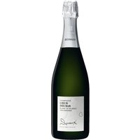 Der Champagner Cœur des Bar Blanc de Blancs präsentiert sich in einem goldfarbenen Glanz mit feiner und anhaltender Perlage. In der Nase entfaltet er ein Bouquet aus weißen Blüten