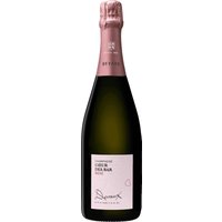 Mit seiner lachsrosa Farbe und den feinen Perlen zeigt sich dieser Rosé-Champagner aus der Champagne sehr ansprechend. In der Nase präsentieren sich blumige Nuancen