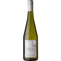Der Muscadet 2024 von S.C.E.A. Terras le Henanff aus der Loire-Region präsentiert sich mit frischen Zitrusnoten und Anklängen von grünen Äpfeln. Die Reifung auf der Feinhefe „sur lie“ sowie das regelmäßige Aufrühren „Batonnage“ tragen zu einer eleganten Cremigkeit bei. Dezente Noten von weißen Blüten und knackiger Birne ergänzen das Aromenspektrum. Am Gaumen überzeugt der Weißwein mit schlanker