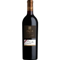 Mas des Mas Minervois aus dem Languedoc zeigt sich in einer tiefen purpurroten Farbe mit granatrotem Rand. Das Bouquet vereint intensive Aromen von Heidelbeeren und Brombeeren mit Anklängen an Garrigue und feinen Gewürznoten. Subtile Röstaromen von Kakao und schwarzem Tee verleihen zusätzliche Komplexität. Am Gaumen präsentiert sich der Wein vollmundig