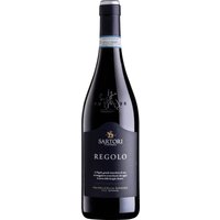 Sorgfältig ausgewählte Trauben aus den Hügeln nördlich von Verona entfalten eine beachtliche Tiefe. Die Ripasso-Methode verleiht diesem Valpolicella eine dichte Farbe und eine ausdrucksvolle Struktur. Kirscharomen und feine Veilchennoten prägen das intensive Bukett. Am Gaumen zeigt sich eine konzentrierte