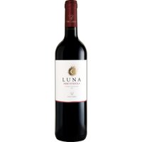 Der Vaccaro Luna Nero d'Avola 2023 aus Sizilien präsentiert sich in intensivem Rubinrot. Lebendige Aromen von Kirschfrucht verbinden sich mit markanten Lakritznoten und feinen Anklängen wilder Beeren. Die Reben wachsen auf 300 bis 400 Metern Höhe in kalkreichen