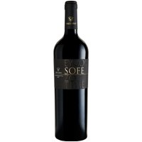 Der Vaccaro Sofè Nero d’Avola Salaparuta DOC 2021 entsteht im Hause Vini Vaccaro mit großer Sorgfalt. Nach der Vergärung erhält der Rotwein feine Holznoten durch die Reifung in französischen Barriques. Die vielschichtige Aromatik kombiniert reife Kirschen