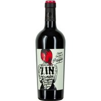 Dichtes Rubinrot zeichnet den Pasqua Desire Lush & Zin Primitivo aus Apulien aus. Sein Bouquet zeigt reife rote Früchte und eine dezente Würze. Halbtrocken und vollmundig entfaltet er am Gaumen eine samtige Textur mit weichen Tanninen und einer harmonischen Balance. Die Herkunft aus der Region spiegelt sich im Charakter dieses Rotweins wider