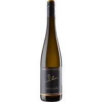 Feinfruchtige Wildrosen-Aromen verbinden sich mit zarten Aprikosennuancen und verleihen diesem Gewürztraminer eine charaktervolle Ausstrahlung. Die Harmonie aus ausgewogener Süße und Säure sorgt für einen saftigen