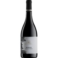 Der Medeus Cannonau di Sardegna DOC 2024 von Sella & Mosca zeigt sich in strahlendem Rubinrot und begeistert mit intensiven Aromen roter Früchte