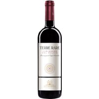 Der Terre Rare Carignano del Sulcis 2024 aus Sardinien zeigt rubinrote Reflexe und ein facettenreiches Bukett. Schwarze Kirschen und Brombeeren prägen den Duft