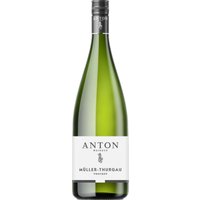 Frische grüne Apfelaromen und feine Muskattöne prägen das Bouquet dieses Müller-Thurgau aus der Pfalz. Dezente Blütennoten ergänzen den Duft