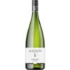 Frische Zitrusnoten und blumige Akzente prägen diesen Riesling aus der Pfalz