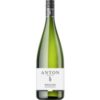 Frische Zitrusnoten und florale Anklänge prägen diesen Riesling aus der Pfalz