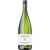 Der 2023 Matthias Anton Morio Muskat präsentiert sich mit blumigen Nuancen und fruchtigen Aromen als lieblich ausgeprägter Weißwein aus der Pfalz. Ein zarter Hauch von Rosenduft verleiht dem Wein florale Eleganz