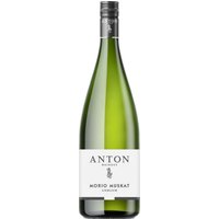 Der 2023 Matthias Anton Morio Muskat präsentiert sich mit blumigen Nuancen und fruchtigen Aromen als lieblich ausgeprägter Weißwein aus der Pfalz. Ein zarter Hauch von Rosenduft verleiht dem Wein florale Eleganz