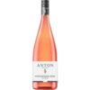 Lebendig und frisch zeigt sich der Portugieser Rosé 2024 aus der Pfalz in zartem Rosa. Fruchtige Noten von Kirsche und Himbeere verbinden sich mit Eindrücken von Erdbeere zu einem harmonischen Aromenbild. Am Gaumen präsentiert sich der feinherbe Wein mit einer ausgewogenen Balance aus Süße und frischer Säure. Der 1-Liter-Rosé passt gut zu Gemüsegerichten und mediterranen Speisen. Bewusst vegan abgefüllt