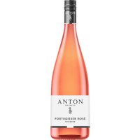 Lebendig und frisch zeigt sich der Portugieser Rosé 2024 aus der Pfalz in zartem Rosa. Fruchtige Noten von Kirsche und Himbeere verbinden sich mit Eindrücken von Erdbeere zu einem harmonischen Aromenbild. Am Gaumen präsentiert sich der feinherbe Wein mit einer ausgewogenen Balance aus Süße und frischer Säure. Der 1-Liter-Rosé passt gut zu Gemüsegerichten und mediterranen Speisen. Bewusst vegan abgefüllt