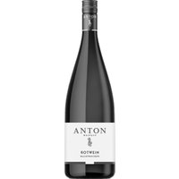 Der halbtrockene Rotwein aus der Pfalz entfaltet einen kraftvollen Charakter mit intensiven Aromen von Kirsche sowie dunklen Beeren wie Brombeere und schwarzer Johannisbeere. Subtile Fruchtnoten gehen eine Verbindung mit einer ausgewogenen Struktur ein. Geliefert wird der Wein vom Weingut Matthias Anton in Herxheim